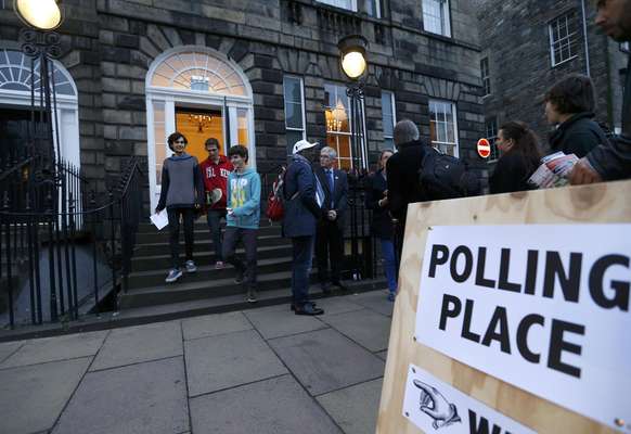 Jovens eleitores deixam um local de votação na Praça Charlotte, em Edimburgo, Escócia