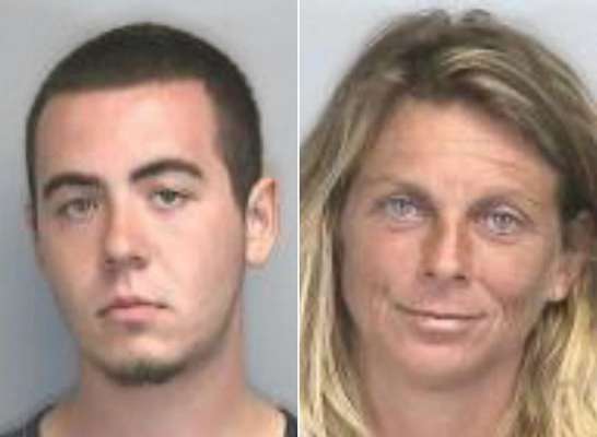 April Newcomb, 42 anos, e Brandon Tinyes, 20 anos, foram presos pela polícia de Bradenton, na Florida, Estados Unidos, quando fazia sexo no estacionamento do pub Beef O'Brady's. A mulher se defendeu dizendo que ambos "eram amigos e estavam fazendo sexo". Os dois foram presos acusados de ato libidinoso e lascivo e exposição dos ógãos sexuais.