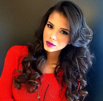 Jakelyne Oliveira, atual Miss Brasil, apostou em ondas largas no cabelo longo e escuro