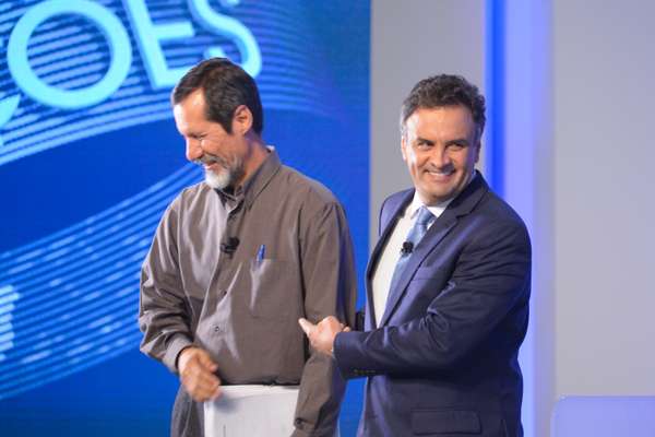 Eduardo Jorge e Aécio Neves riem antes de começar o programa