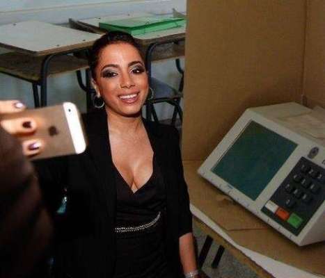 Anitta foi uma das primeiras vítimas dos memes deste domingo. Na foto, ela tira uma foto com a urna, com a mesma pose que tentou fazer sua selfie com a cantora Rihanna