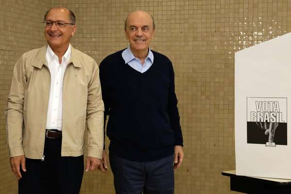 Geraldo Alckmin (PSDB), candidato ao Governo de São Paulo, eJosé Serra (PSDB), que disputa o Senado, estiveram no Colégio Santo Américo, em São Paulo