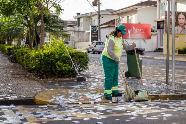 Em Franca, no interior de São Paulo, gari faz a limpeza da ruas tomadas por santinhos