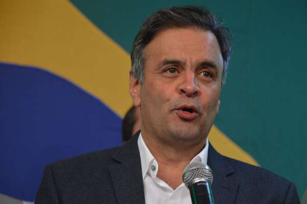 O candidato à presidência Aécio Neves, do PSDB, discursa após apuração do primeiro turno