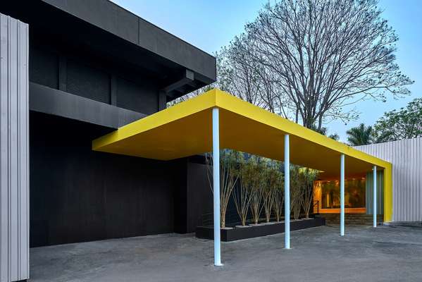 Fachada, por Leo Romano