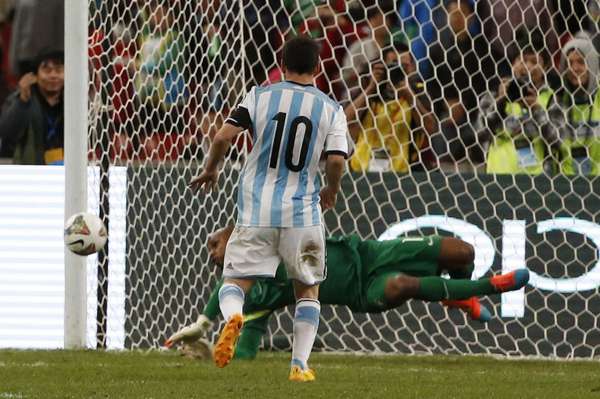 Jefferson pega cobrança de Messi quando o jogo estava 1 a 0 para o Brasil; desempenho decisivo.