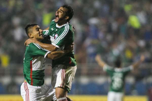 Lateral João Pedro recebe o abraço do artilheiro Henrique ao marcar o gol da virada palmeirense no Pacaembu: 2 a 1 contra o Grêmio.