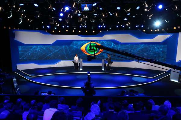 O primeiro debate entre os candidatos à Presidência da República no segundo turno, Dilma Rousseff (PT) e Aécio Neves (PSDB), foi realizado na noite desta terça-feira, em São Paulo, e transmitido pela TV Bandeirantes