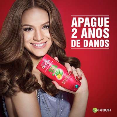 Internautas questionaram a pose de Bruna Marquezine em anúncio de shampoo, com braços desproporcionais; cabelo impecável também foi criticado