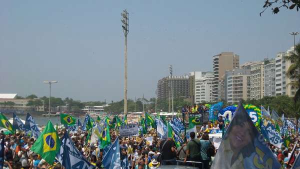 Centenas de pessoas acompanharam a caminhada de Aécio Neves na manhã deste domingo, 19 de outubro, na av. Atlântica, no Rio de Janeiro