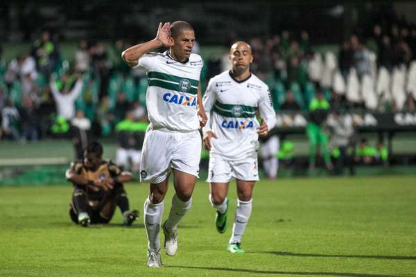 Alex marca no fim e dá números finais a vitória por 2 a 0 do Coritiba sobre o Botafogo, nesta quarta-feira, no Couto Pereira.