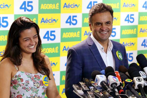 23/10/2014 - Aécio Neves participou de entrevista coletiva no Rio de Janeiro, acompanhado da filha Gabriela