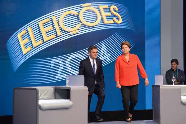 Aécio Neves e Dilma Rousseff entram no cenário do último debate do segundo turno