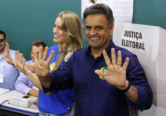 O candidato à presidência pelo PSDB Aécio Neves votou na manhã deste domingo (26) ao lado da mulher Letícia Weber