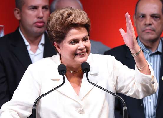 Dilma Rousseff, reeleita presidente da República nas eleições deste domingo (26), faz seu primeiro discurso após a divulgação das votações. Ao lado do ex-presidente Lula e de seu Vice, Michel Temer, Dilma falou sobre união do País e sua intenção de fazer uma gestão pacífica e politicamente madura
