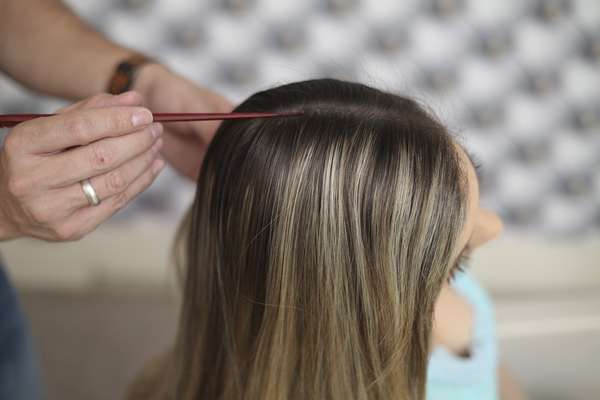 Divida o cabelo na lateral com uma risca limpa