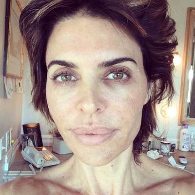 A atriz Lisa Rinna postou foto sem maquiagem, logo após acordar, para aderir a campanha da UNICEF. "Acordei assim. #UNICEF #WakeUpCall", escreveu na legenda