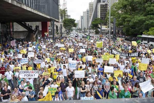 Manifestantes se reuniram por volta das 14h na Avenida Paulista, em frente ao MASP, e seguiram sentido Consolação