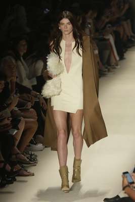 Com tops gringas abrindo o desfile, a Animale deu o pontapé inicial na 38º edição do São Paulo Fashion Week. Com estilo de Vitorino Campos, que substituiu Priscilla Darolt, o inverno 2015 veio inspirado na Rota da Seda. que sai de Istambul, passa pela Ásia Central e termina na China. Nessa viagem, a Animale colocou camisas brancas de vários comprimentos e complementou com calças retas, mais largas, amarrações, saias, além de casacos e bermudas