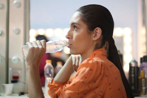 Apesar da chuva que refrescou o dia e deu esperança para que os reservatórios de água comecem a ser repostos, modelos da 38ª edição do São Paulo Fashion Week garantem que estão economizando água