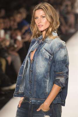 E só deu ela. De novo, como tem acontecido nestes quase 20 anos de SPFW. Antes de Gisele Bündchen pisar na passarela da Colcci, um vídeo com momentos da top em vários desfiles do evento, desde seu início em 1996 (afinal ela começou junto com o então Morumbi Fashion) foi exibido num telão. "É um orgulho ter começado com o SPFW e fazer parte dessa históira, que é a história da moda do Brasil", disse ela