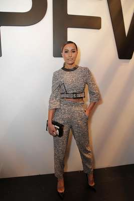 A apresentadora Sabrina Sato usou look comportado no segundo dia de São Paulo Fashion Week, nesta terça-feira (4). Ela usou calça de cintura alta e top cropped combinada com clutch