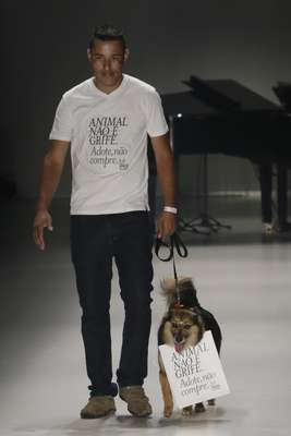 Nesta quarta-feira (05), o estilista Ronaldo Fraga protestou contra o concreto das cidades em seu desfile no SPFW; para isso, pintou suas modelos de vermelho