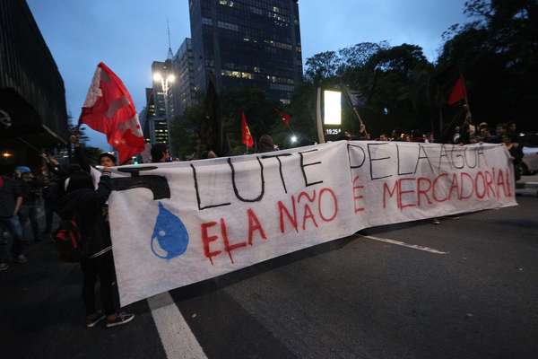 Os cerca de 100 manifestantes, de acordo com a Companhia de Engenharia de Tráfego (CET), se reuniram inicialmente no vão livre do Masp, na avenida Paulista, em protesto na noite desta quarta-feira.