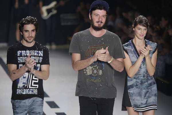 A modelo e atriz Laura Neiva abriu o desfile da 2nd Floor com um microshort e uma camiseta com a imagem do Yoga, um dos Cavaleiros do Zodíaco, desenho animado dos anos 1990 que ainda dá saudade em muita gente por volta de seus 20 a 30 anos – o público da segunda marca da Ellus. Logo atrás vieram o cantor Fiuk e mais quatro modelos vestindo outros personagens do mangá em cores diferentes, com trilha sonora ao vivo. Foram as primeiras roupas de uma coleção que pode perfeitamente ir pra rua e dá vontade de usar inteira.