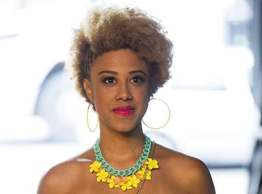 Tilde apostava em cabelo curto com tranças na raiz apenas de uma lateral