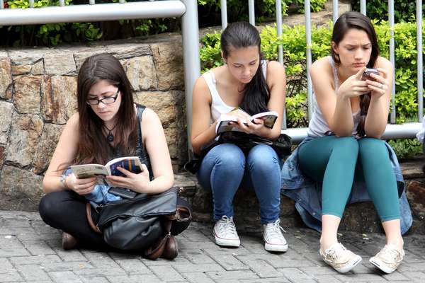 08 de novembro de 2014 - Alunos esperam horário de entrar na faculdade Uninove, Campus Barra Funda, localizada na Zona Oeste de São Paulo, para prestar o exame