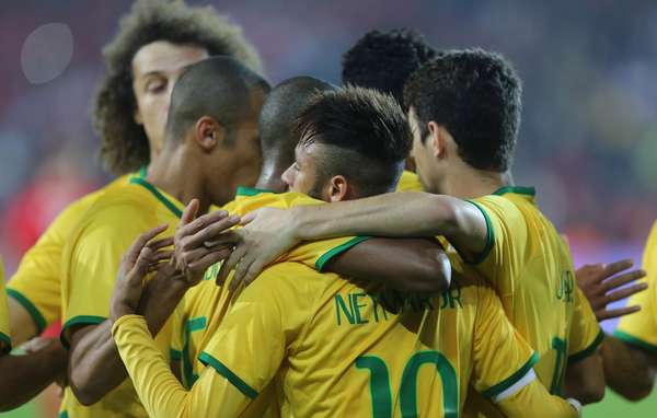 Jogadores comemoram primeiro gol da Seleção Brasileira na goleada por 4 a 0 sobre a Turquia, nesta quarta-feira, em Istambul.