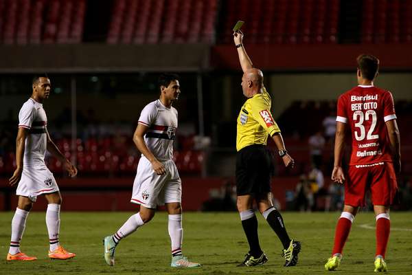 Em partida marcada pela arbitragem discutível de Heber Roberto Lopes, São Paulo e Internacional empataram por 1 a 1 no Morumbi.