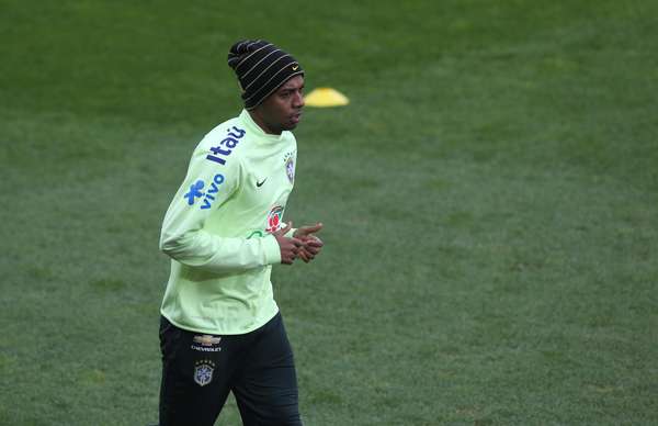 Fernandinho trabalha separado em treinamento da Seleção; treino não contou com as presenças de Neymar e Filipe Luís, que ficaram na academia, e também não viu torcida