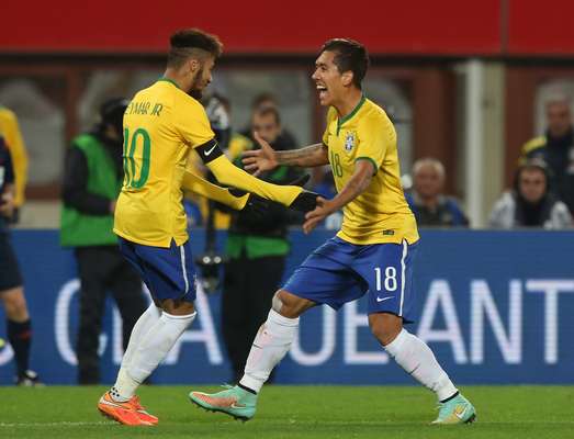 Roberto Firmino recebe o carinho do craque Neymar após marcar um golaço e garantir a vitória do Brasil em amistoso diante da Áustria.
