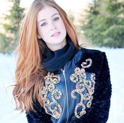 Marina Ruy Barbosa exibia os fios ruivos naturais bem longos