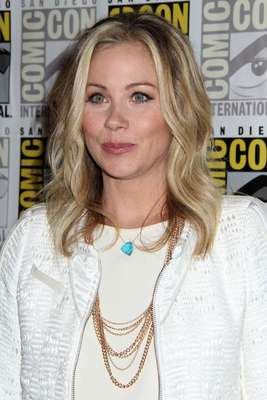Atualmente, Christina Applegate aposta em cabelo médio com tom loiro claro e mechas platinadas na frente