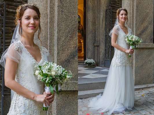 Marcos (Thiago Lacerda) finalmente vai conseguir levar Laura (Nathalia Dill) para o altar, na novela Alto Astral. Na cerimônia, a jornalista exibe vestido branco assinado por Mariana Kuenerz, que custa R$ 17 mil