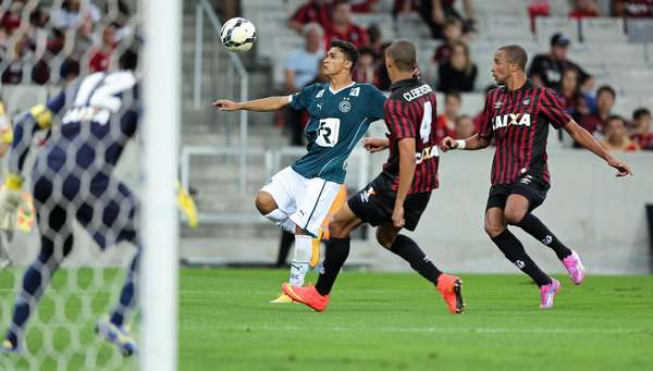 Tanto Atlético-PR quanto Goiás entraram em campo com permanência garantida na Série A e sem chances de ir à Libertadores