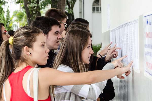 Candidatos verificam lista com sala de aplicação da prova da Fuvest, em Franca, neste domingo (30/11)