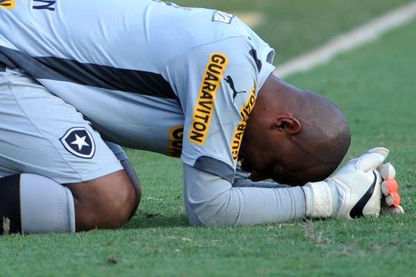 Líder e capitão botafoguense, Jefferson lamenta a derrota por 2 a 0 ao Santos que recoloca o clube carioca na Série B.