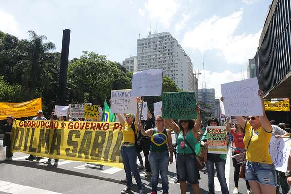 Manifestação de movimentos contrários ao governo Dilma Rousseff bloqueou a Avenida Paulista esta tarde. De acordo com a PM, 800 pessoas participam do protesto
