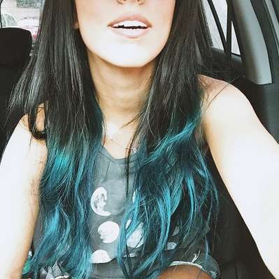 Jade mudou o visual e adotou ombré hair no tom azul turquesa