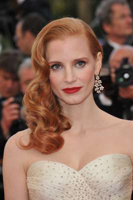 Jessica Chastain chamou atenção com as ondas combinadas ao penteado Old Hollywood no cabelo ruivo intenso