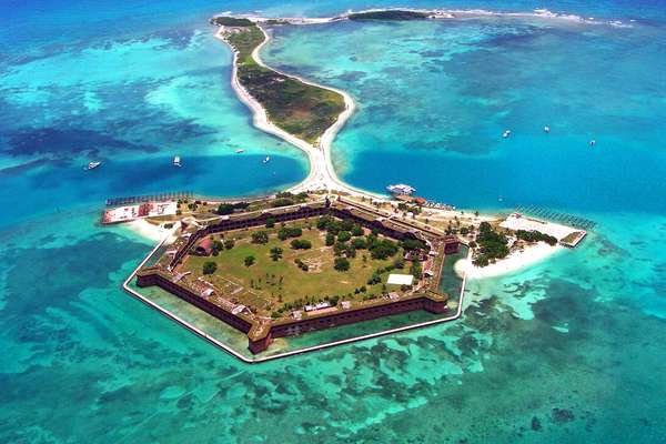 Forte Jefferson - Construído a partir de 1846, o Forte Jefferson é um importante marco histórico dos Estados Unidos, especialmente por seu uso durante a Guerra Civil Norte-Americana, nos anos 1800. O local serviu como moradia para membros da União, ou seja, dos estados que não se rebelaram, além de prisão. Acessível apenas por barco ou avião aquático, é hoje um dos mais remotos parques nacionais do país