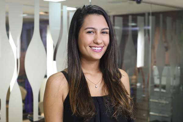 O cabelo longo e reto ajuda a envelhecer a mulher, conferindo um look mais tradicional