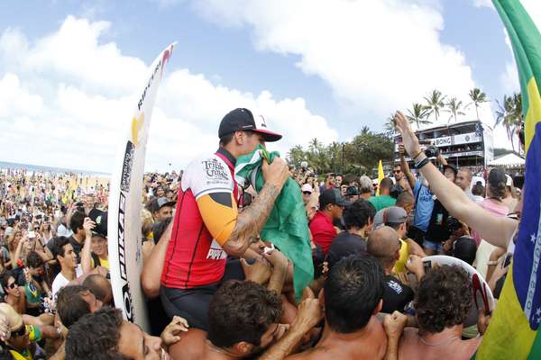 Gabriel Medina conquista o título mundial no Havaí. Veja as fotos da conquista do primeiro brasileiro a levar a principal categoria do surfe.