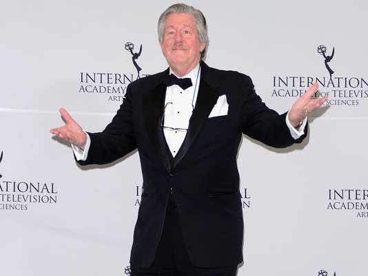 Edward Herrmann.- El actor estadounidense que trabajó por más de 40 años, falleció la mañana del miércoles 31 de diciembre de 2014 a los 71 años de edad. Edward llevaba varios meses batallando contra el cáncer cerebral y estuvo todo el mes de diciembre en terapia intensiva. Según miembros de su familia, la salud del actor empeoró mucho últimamente, por lo que decidieron desconectarle los sistemas de respiración artificial