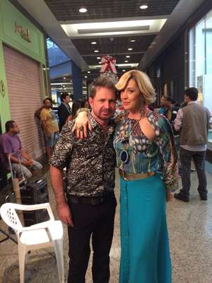 O hair stylist Wanderley Nunes gravou cenas com Claudia Raia para transformar seu visual em Alto Astral