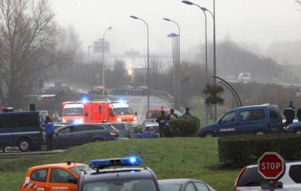 Dois principais suspeitos do atentado terrorista na revista Charlie Hebdo na quarta-feira foram vistos na manhã desta sexta na cidade de Dammartin-en-Goele, no norte da França, e mortos pela polícia dentro de uma fábrica